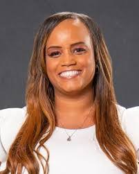 Shauna Groves's Instagram, Twitter & Facebook