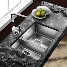 Geometric design lines crafted in stainless steel offer a contemporary twist to the kitchen sink. Spulbecken Edelstahl Undermount Diese Kleine Kuche Ist Reich An Stil Nach Der Weissen Farbe Der Regel Fur Kleine Raum Waschbecken Kuche Spulbecken Neue Kuche