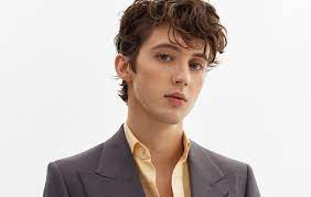 The official online store of troye sivan. Troye Sivan Releases New Single Easy Announces Forthcoming Ep Nme Australia
