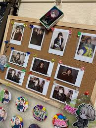 mao_nyan0402🐶💜 on X: みんなおこぷれのチェキとかって やっぱチェキホルダーとかで保管してるのかな⁉️  自分はいつでも見れるように したいから、フィルムに入れて コルクボードに挿してるんだけど☺️ なんかオススメの飾り方あったら  教えて欲しいです🙇‍♂️ おこ ...