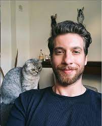 Bensu soral as leyla and kubilay aka as cemare in the lead roles in the series. Cam Tavanlar Iskender Kimdir Utku Ates Nereli Kac Yasinda Sevgilisi Var Mi Dizi Seti