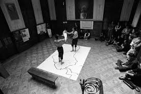 La instalación musa paradisiaca, consistente en un recinto en penumbra de cuyo techo penden, como cuerpos, inmensos racimos de plátano hartón; Jose Alejandro Restrepo Archives Artishock Revista