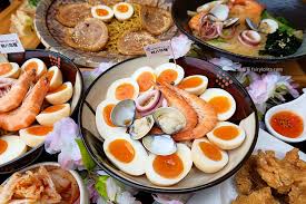 在嘉義念書的時候隊聚也喜歡吃韓式料理， 可以大家一起share餐點，非常適合多人聚餐。 尤其去年跟朋友去了趟韓國旅遊後， 就念念不忘那春川辣炒雞跟韓國烤肉的美味， 還好台灣其實也有. å˜‰ç¾©ç¾Žé£Ÿ åˆå…«æ‹‰éºµ æ°'é›„åº— çˆ†ç´…å¿…åƒç™¾å…ƒå¹³åƒ¹æ‹‰éºµ æµ®èª‡æºå¿ƒè›‹å †æ•´ç¢— éš±è—ç‰ˆå…§è¡Œäººæ‰æ‡‚åƒ è¹¦å•¾ è¬è˜¿èŽ‰