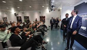 Attenzione, prima di continuare col video vi invito ad iscrivervi ad entrambi i canali, lasciare un like ed attivare la campanella delle notifiche per rimanere sempre aggiornati sulla nostra amata vecchia signora. Gallery La Conferenza Stampa Di Massimiliano Allegri E Andrea Agnelli Juventus