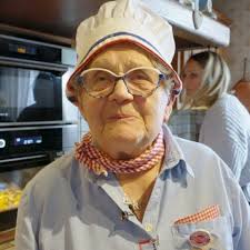 Marie-Jeanne Lutton a 85 ans et c’est la reine de la tarte Tatin ! Nous  l’avons rencontrée dans sa cuisine, avec ses petits-enfants, où elle nous a  montré la vraie recette de la tarte Tatin ! 🍏🥧