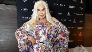 Esta vez es en una foto donde se la ve sentada con las piernas separadas y mirando hacia el frente. Susana Gimenez Compartio Una Foto En Miami Y La Criticaron Por El Abuso De Photoshop Radio Mitre
