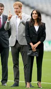 15 de setembro de 1984, londres), mais conhecido como príncipe harry, é o filho mais novo de carlos. Meghan Markle Esposa Del Principe Harry Revive Su Antiguo Estilo Con Elegante Traje Negro Diario El Heraldo