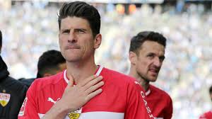 Football player benjamin pavard was born on march 28, 1996 in maubeuge. Vfb Stuttgart Bayerns Neuer Pavard Hat Mama Und Papa Am Schienbein Bundesliga Bild De