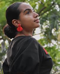 Obras hermosas de manos obreras de mujeres Indígenas 💪🏽 Estos aretes son  de @warmimuyu , un proyecto comunitario de mujeres Indígenas en resistencia  ante el extractivismo minero en Río Blanco (comunidades cerca