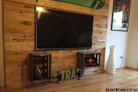 Zwei Hangende Weinkisten An Tv Wand Aus Latten Weinkisten Tv Wand Holz Obstkisten Mobel