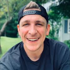 In the wake of the Civil War, American settlers and soldiers flood into the  Great Plains, seizing Native American land as they go. But the Lakota  leader, Sitting Bull, alongside renowned warrior,