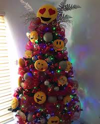 Pin By Tania Hdz De Quiroga On Emoji Christmas Tree Emoji Christmas Tree Emoji Christmas Christmas Door Decorations