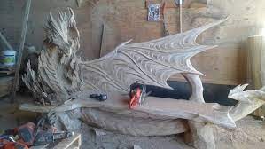 Un Escultor Estonio Talla Con Una Motosierra Un Dragon En Un Banco Cultura Inquieta Mythical Dragons Art Artist