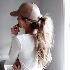 Kelsey Is Looking Fab In This Sporty Yet Stunning Hairdo She Wears A Messy Ponytail And A Cap For The Perfe Sporty Hairstyles Hat Hairstyles Sports Hairstyles