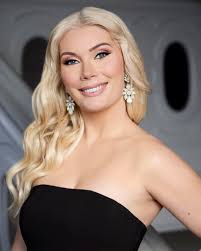 MISS DANMARK 2025 FINALIST ✨🇩🇰👑🇩🇰✨ Navn: Ida Bertelsen By & Region:  Vanløse, Hovedstaden Alder: 29 år Højde: 175 cm Beskæftigelse: Revisor  Fritidsinteresser: Design, skønhed, natur, sundhed, familie SoMe:  @idabertel Credits: Foto: Christina