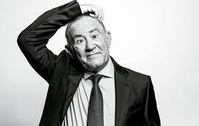 She is an actress, known for era o hotel cambridge (2016), o espigão (1974) and o cravo e a rosa (2000). Renato Aragao Estampa Capa Da Revista Poder Ofuxico