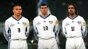 I nostri corsi di italiano online includono dialoghi, esercizi di ascolto, di grammatica e di vocabolario. Ronaldo Batistuta And Zidane Teaming Up Vs Italy 1998 Featuring George Weah Youtube
