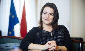 Novák katalin vagyok, 2020 októbere óta a magyar kormány családokért felelős tárca nélküli minisztere, 2018 óta országgyűlési képviselő, 2017 óta pedig a fidesz alelnöke. Egy Pomazi Altalanos Iskola Tanitojaval Beszel Novak Katalin A Mindennapi Hosok Legujabb Reszeben Video Pestisracok