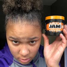 Hair gel που στεγνώνει γρήγορα με δυνατό ελαστικό κράτημα, μπορεί να χρησιμοποιηθεί σε κοντά μαλλιά δίνοντας τη δυνατότητα γλυπτικής αλλά και στα μακριά μαλλιά για όγκο. Let S Jam Extra Hold Condition Shine Gel 4 4 Oz King Soopers