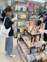 Xếp hàng xuyên đêm ở TP.HCM để gặp các thần tượng sách Manga Nhật Bản