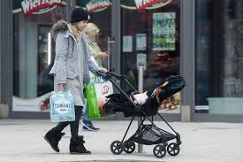 Później, gdy jej mama ciężko zachorowała na nowotwór, nie mogła na niego liczyć. Koroniewska Z Dzieckiem Pod Pacha Targa Wode Dla Dowbora Zdjecia Paparazzi Super Express Wiadomosci Polityka Sport