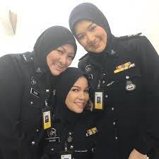 Jika anda masih ingat, abby abadi pernah popular dengan watak ikonik inspektor aleeza dalam drama kepolisan gerak khas suatu ketika dahulu. Solat Ke Laut Dalam Aurat Ke Laut China Selatan Abby Kongsi Perihal Dirinya Sebelum Berhijab Berita Steady
