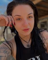 No filter. No bra. No problems. 🤷🏻‍♀️💋🤘🏼