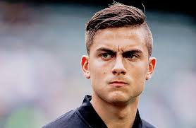 Hellbraunes haar von einem mädchen mit strahlend blauen. Dybala Hair