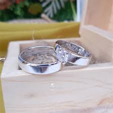 Tetapi, pengenaan cincin di tangan kanan ini bukan berarti mencerminkan budaya dari. Perbedaan Letak Cincin Tunangan Dan Cincin Nikah