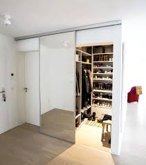 Begehbarer Kleiderschrank Mit Raumteiler Begehbarer Eingangsbereichhausinnen Kleiderschrank Mit Raumteiler In 2020 Lounge Interiors Small Hallways Home