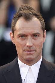 15 Glorious Hairstyles For Men With Grey Hair A K A Silver Foxes Coiffure Homme Cheveux Long Homme Les Meilleurs Produits Pour Cheveux