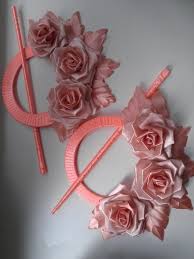 как сделать подхваты для штор на магнитах своими руками Podborka Podhvatov Dlya Shtor Iz Staryh Kompakt Diskov Dekorirovannyh Cvetami V Tehnike Kanzashi S Izobrazheniyami Podhvaty Dlya Zanavesok Shvejnye Podelki Shtory