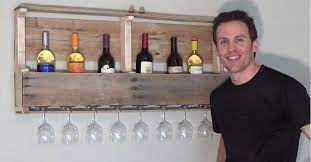 Les palettes de bois permettent la mise en œuvre d'un nombre important de meubles et d'accessoires. Comment Fabriquer Un Support Mural A Bouteilles De Vin A Partir D Une Palette De Bois Decorations Trucs Et Bricolages