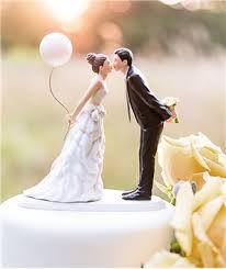 Sirven para decorar tanto la tarta nupcial como para regalar a las parejas de invitados mas especiales. Figuras De Novios La Mejor Seleccion De Figuras Para Tarta De Bodas