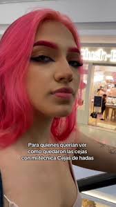 Chica Pelo Rosa Ceja Cortada