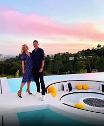 La parola italiana libro deriva dal latino liber.il vocabolo originariamente significava anche corteccia, ma visto che era un materiale usato per scrivere testi (in libro scribuntur litterae, plauto), in seguito per estensione la parola ha assunto il significato di opera letteraria. 19 Monate Liebe Paris Hilton Macht Carter Liebeserklarung Promiflash De