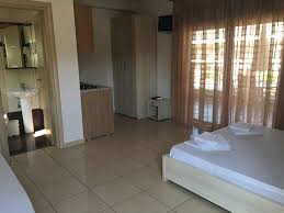 Studiji za 2 ili 3 osobe su na spratu, a studiji za 4 osobe u niskom prizemlju. Sarti Kuca Sarti Inn Astra Travel