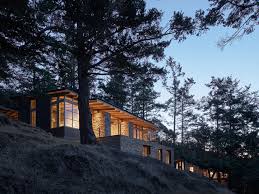 Ingresaban policias a una casa abandonada en el bosque y se encontraron a un joven tirado en el piso. Casa De Piedra Y Madera Frente Al Mar