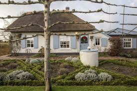 From unique farmhouse decor to traditional country accents, turn your home into a farmhouse country retreat for cheap. 12 Country Farmhouse Decor Ideas Idyllic Properties You Don T Want To Miss Real Homes