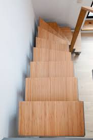 Libro Is Een Vrijstaande Trap Een Kruising Tussen Een Rek En Een Ladder Hij Wordt Tot Ieders Verrassing Op De Vloer Geplaatst Als Een Meube Escaleras Escalera