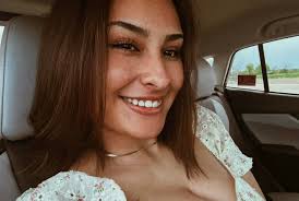 Hey everyone! My names Autumn and I'm transferring from Wisconsin to  Arizona!! I'm looking for some roomates for next year 🙂 I'm super outgoing  and love going out but also love nights