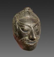 Burun maskesi, ağız burun veya tam yüz maskesi, burun yastıkçığı ve hibrit maskeler olmak üzere dört grup maske türü bulunmaktadır. Kelanas Maske Bronze Java Indonesien Catawiki