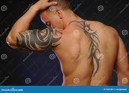 Desnudo sensual arena tatuaje seno mujer