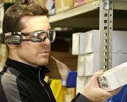 Gambar worker using AR glasses in a warehouse