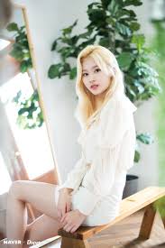 @quinveil, biriyle çekilmiş bilinmeyen kamera 10/29 2019 ile çekilen resim. Twice Sana Wallpaper Hair White Clothing Beauty Skin Blond Sitting Shoulder Hairstyle Leg 2157644 Wallpaperkiss