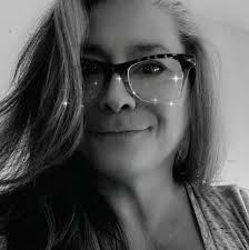 My money plant is looking rather thin. It keeps losing lower leaves. How do  I encourage it to maintainer a rounder more full appearance? I think I need  to repot her. |