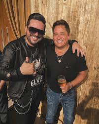 Meu psicólogo favorito! Seus conselhos são sempre pra eu voltar a beber e o  resto não posso contar! 😂 @leonardo te amo gato!