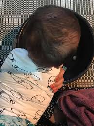 Anda hanya perlu membakar bawang putih dan meletakkan ia ke dalam stokin yang dipakai si kecil. Cara Hilangkan Selsema Bayi Hidung Tersumbat Dengan Kaedah Stim Bawang Putih