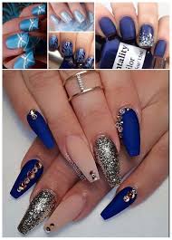 Esmalte de uñas satinado de larga duración, secado rápido y fácil aplicación con cobertura uniforme y acabado ultrabrillante. Unas En Azul Marino Y Dorado Unas Decorativas