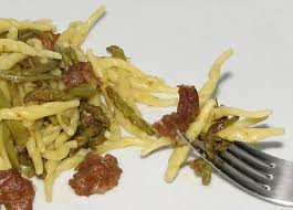 E semplice e veloce è decisamente la pasta con gli asparagi, ricetta vegetariana che prevede una brevissima lista degli ingredienti assicurando un risultato molto appetitoso. Pasta Con Asparagi Selvatici E Salsiccia Fame Di Sud